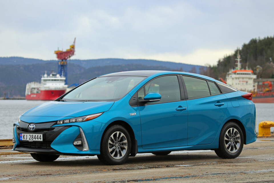 ANNERLEDES: Lyktene og grillen, som stort sett er tildekket, har annen utforming på Prius PHV enn på en vanlig Prius. (FOTO: Terje Bjørnsen) ANNERLEDES: Lyktene og grillen, som stort sett er tildekket, har annen utforming på Prius PHV enn på en vanlig Prius. (FOTO: Terje Bjørnsen)