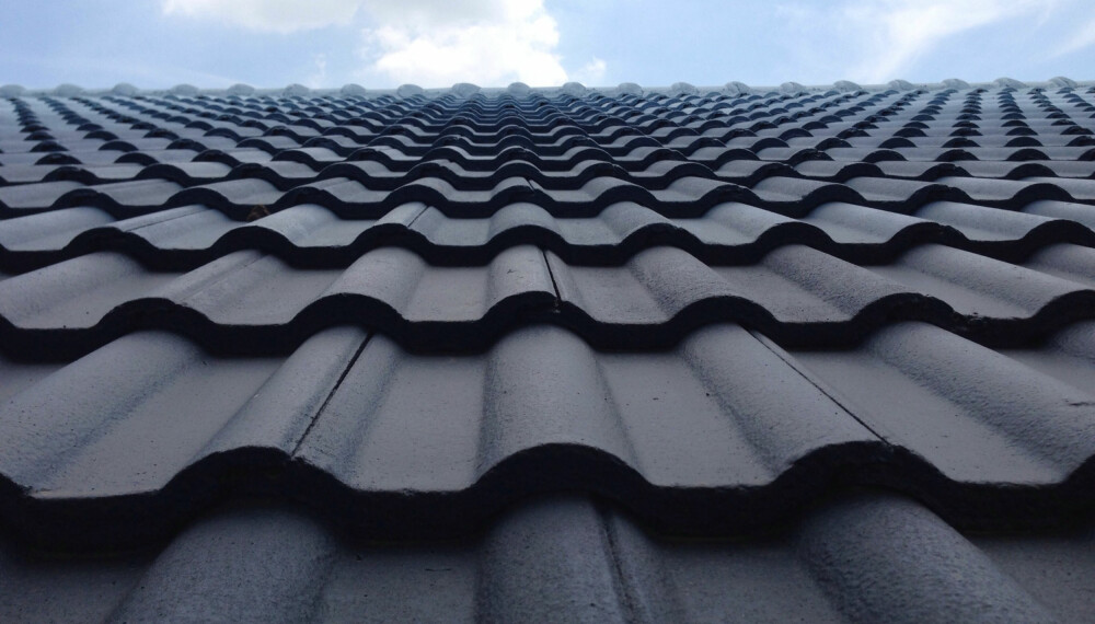 VASKE TAKSTEIN: Vet du hvordan du vedlikeholder og rengjør ulike typer tak, eller om det er tid for å skifte ut taket? Foto: gettyimages.com.