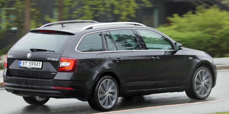 SMIDIG: Smidig og presist ruller Skoda Octavia 2,0 TDI 4x4 DSG over all vår hullete asfalt og alle våre telehiv. (FOTO: Terje Bjørnsen)