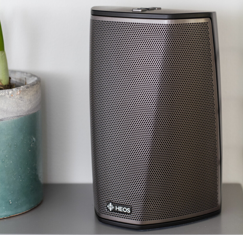 BATTERI: Denon har ikke laget noe godt system for oss som vil bruke HEOS 1 som "radio". Esset i ermet til Heos 1 er at den støtter batteridrift. BATTERI: Denon har ikke laget noe godt system for oss som vil bruke HEOS 1 som "radio". Esset i ermet til Heos 1 er at den støtter batteridrift.