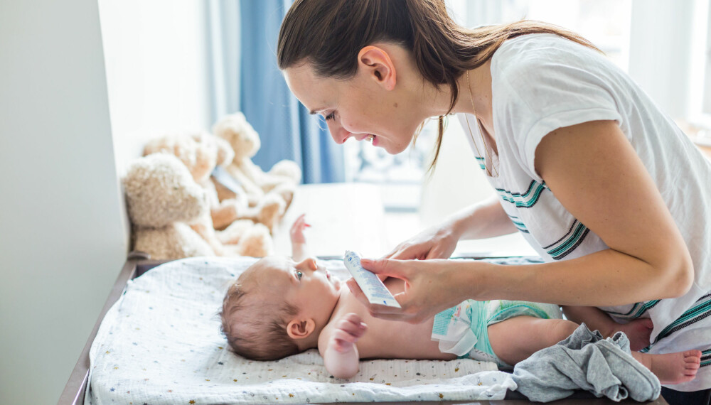 ATOPISK EKSEM HOS BABY: Smør inn babyen med krem også i de "gode" periodene, så minskes sjansen for flere utbrudd. FOTO: Getty Images.