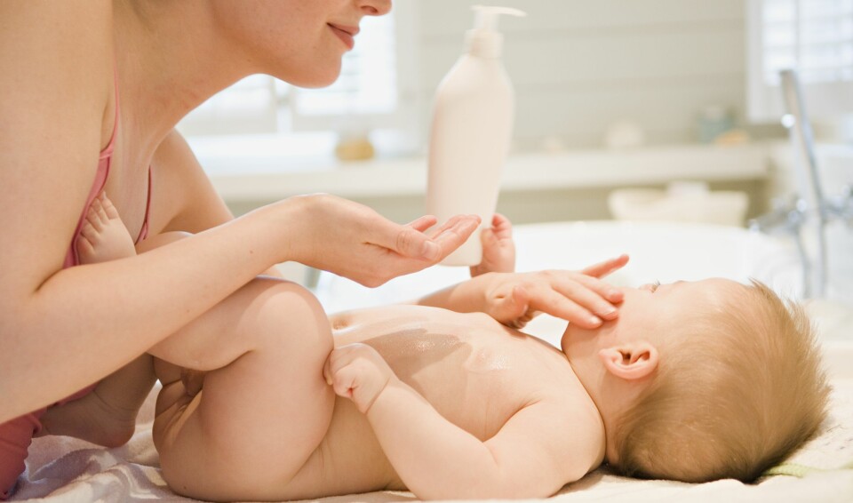 ELVEBLEST HOS BABY: Å smøre babyen inn med hudkrem kan hjelpe å lindre kløen fra elveblesten. FOTO: Gettyimages.com. ELVEBLEST HOS BABY: Å smøre babyen inn med hudkrem kan hjelpe å lindre kløen fra elveblesten. FOTO: Gettyimages.com.