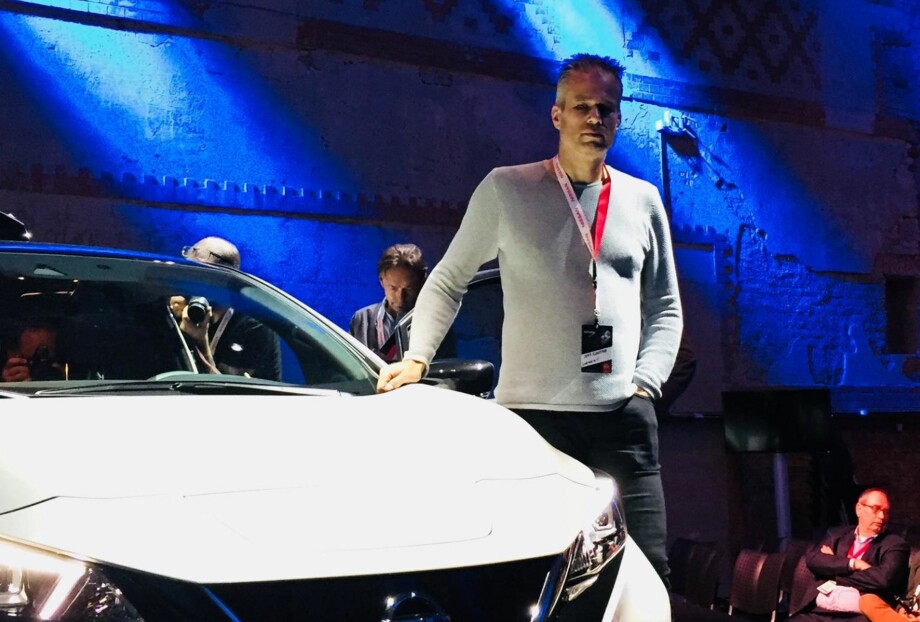 FØRSTE KUNDE: Jens Kristian Kirkebø var den aller første til å eie Leaf i Norge. Seks år senere har han fortsatt sin første Leaf, og er en av de første i Norge som har sittet i nye Nissan Leaf: Bildet er fra Europa-lanseringen i Oslo. Foto: Nissan Norge, Facebook-side