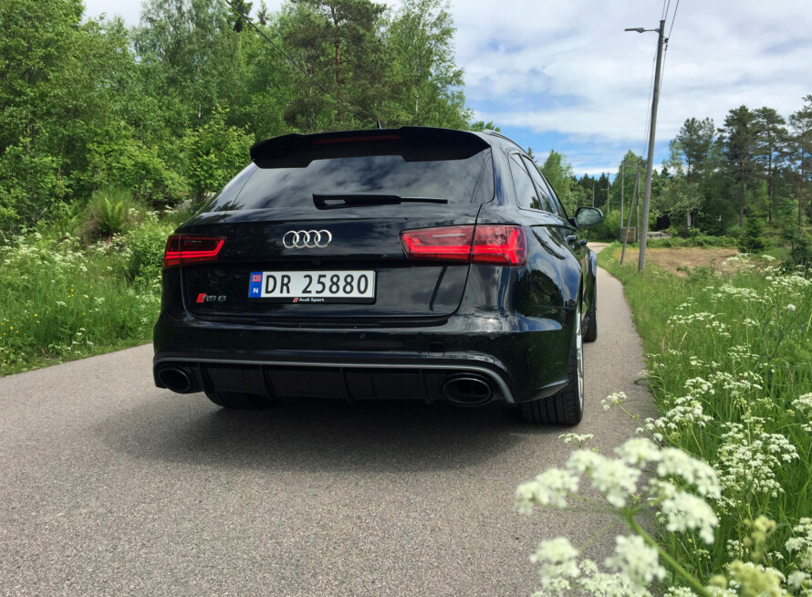 ANONYM: Det er ikke annet enn RS 6-merket og de kraftige eksosrørene som røper at det er en av de råeste stasjonsvognene du får kjøpt.