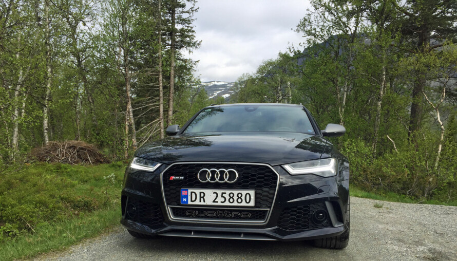 FLYTT DEG: Glupske luftinntak, RS-typisk grill i bikubelook i sort høyglans og ekstra brede paneler.