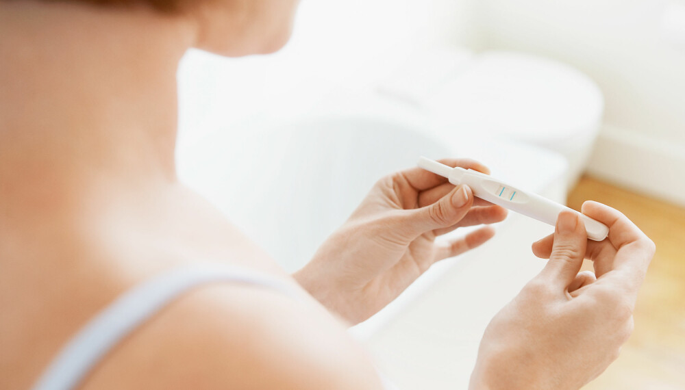 POSITIV GRAVIDITETSTEST: Selv om de fleste graviditetstester er ganske sikre, finnes det noen få feilkilder. Foto: Getty Images.