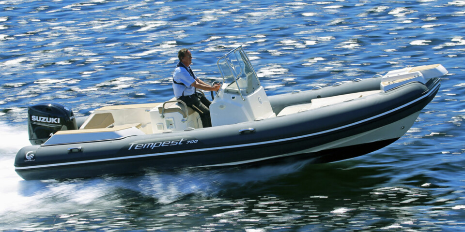 TILPASNINGSDYKTIG: Den italienske båtbyggeren Capelli har kommet med RIB-en Tempest 700 Nordic, tilpasset norsk hytte- og skjærgårdsbruk. (FOTO: Terje Bjørnsen)