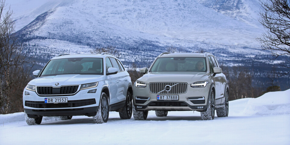 GANSKE LIKE: Det skiller nesten 500 000 mellom Skoda Kodiaq 2,0 TDI og Volvo XC90, men den billigste får likevel 6 på terningen.. (FOTO: Terje Bjørnsen) GANSKE LIKE: Det skiller nesten 500 000 mellom Skoda Kodiaq 2,0 TDI og Volvo XC90, men den billigste får likevel 6 på terningen.. (FOTO: Terje Bjørnsen)