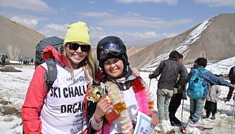 ARRANGØR: Henriette (til venstre) har arrangert mange skirenn i Afghanistan. Her er hun med Fatima som vant Afghan Ski Challlenge i sin andre sesong. FOTO: Bamiyan Ski Club.