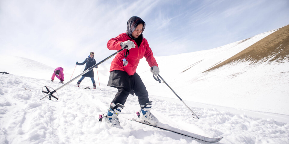 FART: Jentene terper på å lære å regulere farten på ski i Gumbatak Valley. FOTO: Candice Lau.