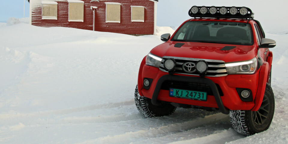 TØFFING: Nye Toyota Hilux med Arctic Trucks-ombygging og filmeffekter. (FOTO: Martin Jansen)