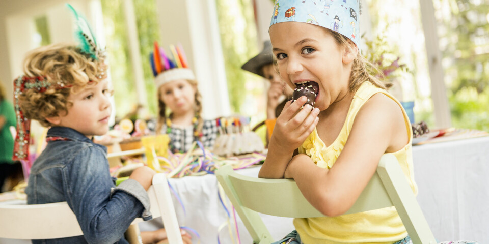 SUNN BARNEBURSDAG: Fremfor å servere kake, is og gelé kan du gi barna sunne alternativer. Å invitere til sunn barnebursdag er ingen problem. FOTO: Getty Images.