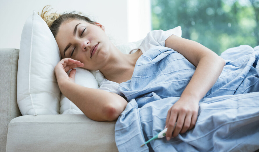 FEBER HOS VOKSNE: Eksperten anbefaler å kontakte lege dersom feberen har vart i over tre dager eller hvis temperaturen overstiger 40 grader. Foto: Gettyimages.com.