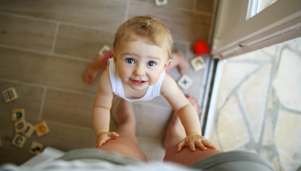 BABY 12 MÅNEDER: Babyen tar oftest sine første skritt en gang i alderen 9-15 måneder. Foto: Gettyimages.com.