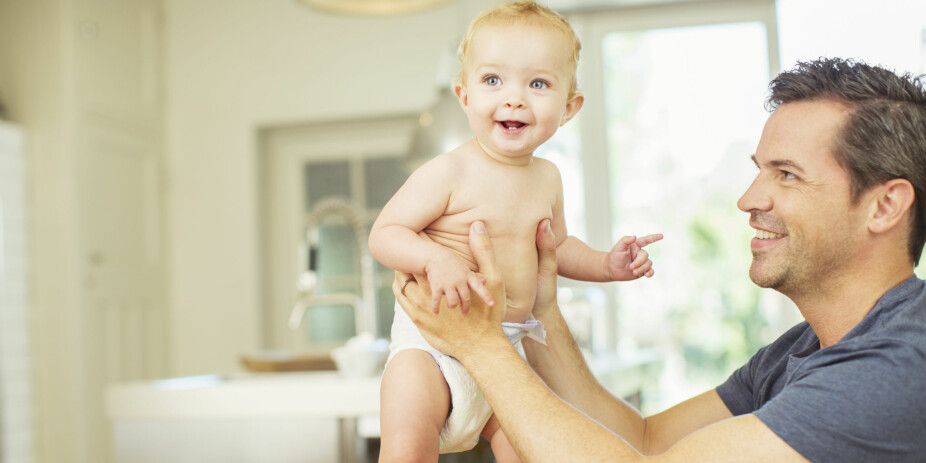 BABYENS UTVIKLING DET FØRSTE ÅRET: Når barnet er fem måneder forventes det at babyen klarer å ligge på ryggen og løfte beina fra underlaget.