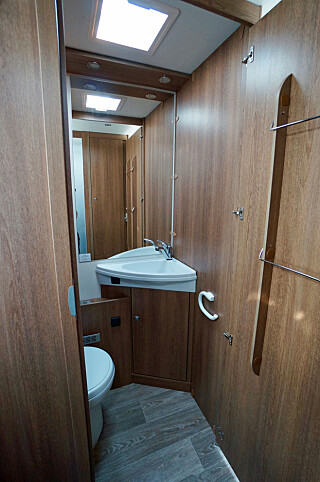 ADSKILT: Badet og dusjen er plassert hver for seg bak i vognen. Her fra badet. (FOTO: Geir Svardal) ADSKILT: Badet og dusjen er plassert hver for seg bak i vognen. Her fra badet. (FOTO: Geir Svardal)