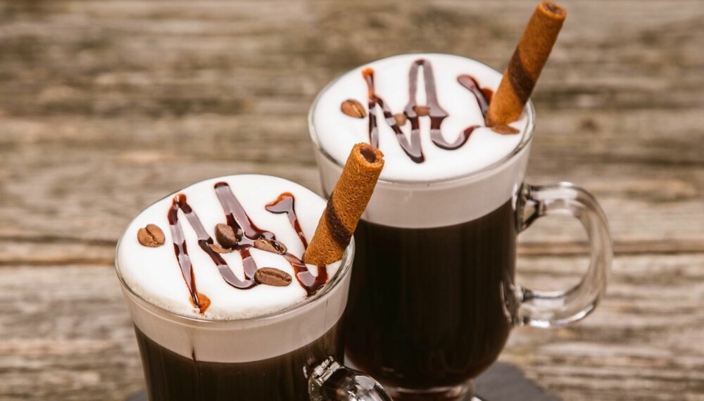 DEILIG OG VARMENDE: Få drinker passer bedre en kald og mørk høst- eller vinterkveld enn Irish coffee. Foto: Colourbox