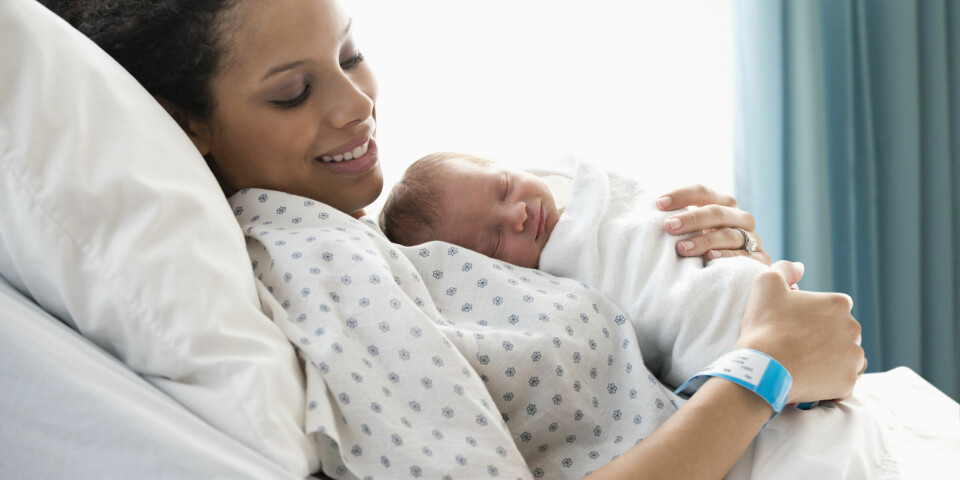 BARSELGAVE TIL MOR: Et smykke gravert med barnets navn, en vakker blomsterbukett eller en deilig morgenkåpe er blant fødselsgaver som garantert verdsettes av barselkvinnen. Foto: Gettyimages.com. BARSELGAVE TIL MOR: Et smykke gravert med barnets navn, en vakker blomsterbukett eller en deilig morgenkåpe er blant fødselsgaver som garantert verdsettes av barselkvinnen. Foto: Gettyimages.com.