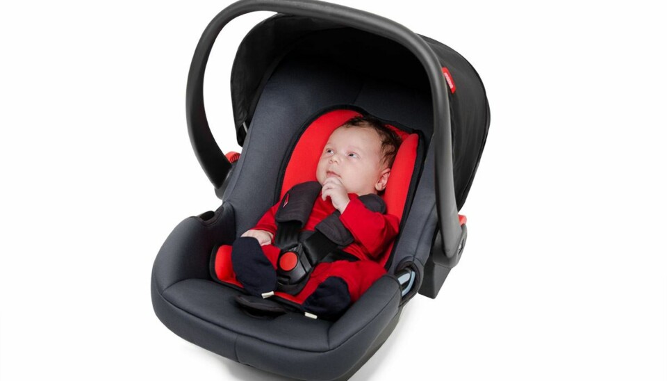 La babyen kose seg og være trygg i bil.