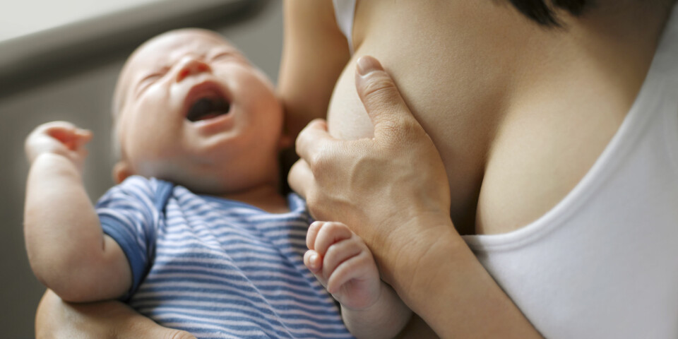 BRYSTSPRENG OG MELKESPRENG: Oppstår på to forskjellige stadier etter fødselen, heldigvis er begge deler helt normalt og oppleves av mange nybakte mødre. FOTO: Getty Images.