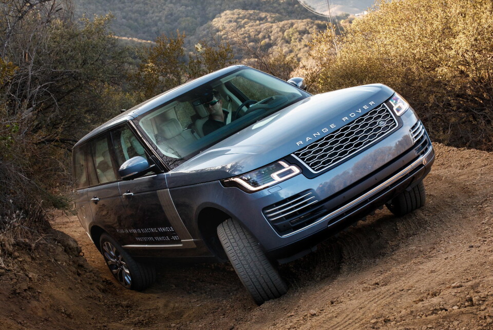 LADBAR: Også storebror Range Rover Vogue kan fås som plug in-hybrid. LADBAR: Også storebror Range Rover Vogue kan fås som plug in-hybrid.