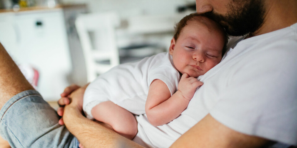 FØDSELSDEPRESJON HOS FAR: Ekspertene mener at menns psykiske helse etter fødselen er for lite vektlagt. Foto: Gettyimages.com.