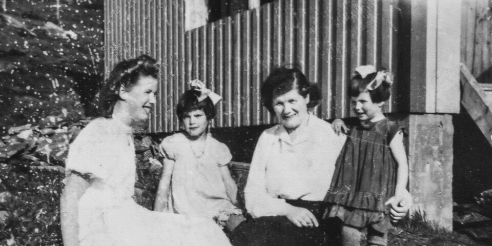 UTEN PAPPA: Her sitter Aslaug Arvesen foran huset på Andørja sammen med døtrene Annrid (født 1928), Solfrid (født 1935) og Lajla (født 1938). Bildet er tatt i anledning Annrids konfirmasjon i 1943. Da skulle det gå enda to år før faren kom hjem. FOTO: Privat.