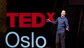 Adama på scenen under TED X i 2016, hvor han fikk ideen til konseptet.