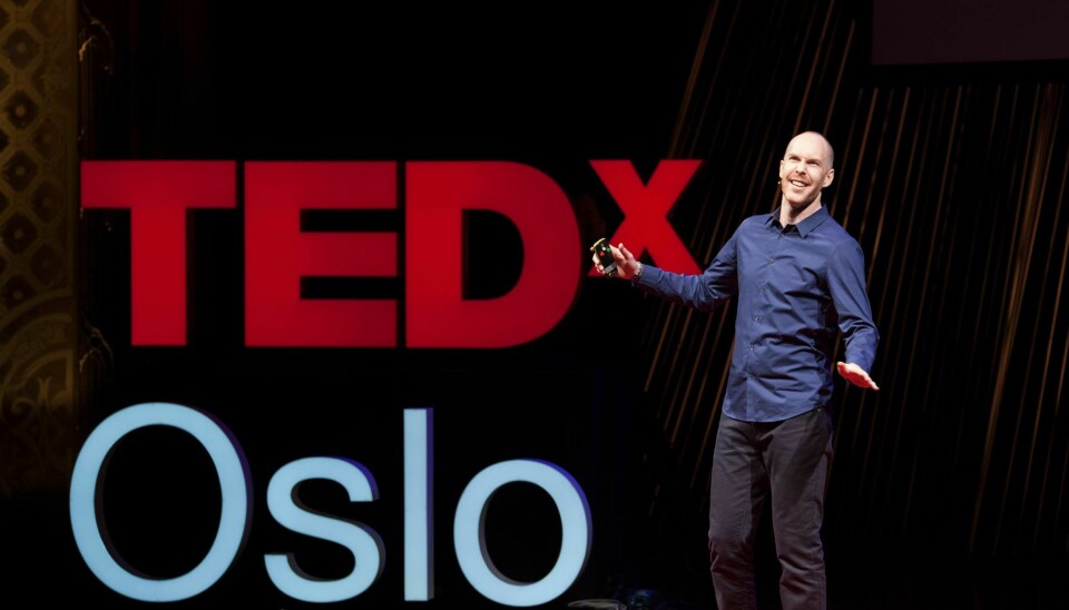 Adama på scenen under TED X i 2016, hvor han fikk ideen til konseptet.