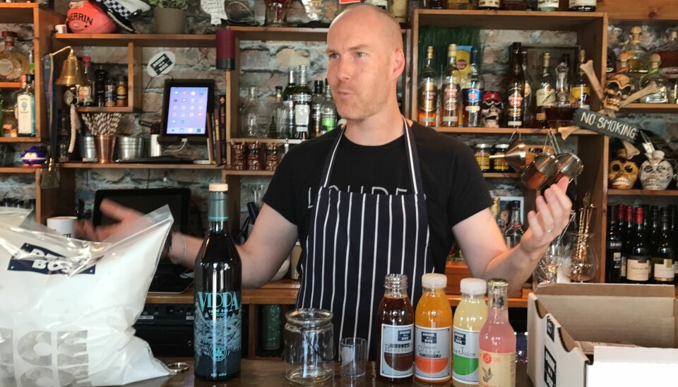 Adam med noe av det som kan følge med en eske. Unntaket er den lokalt produserte gin-en. Det setter loven en stopper for. FOTO: Mats Ulshagen
