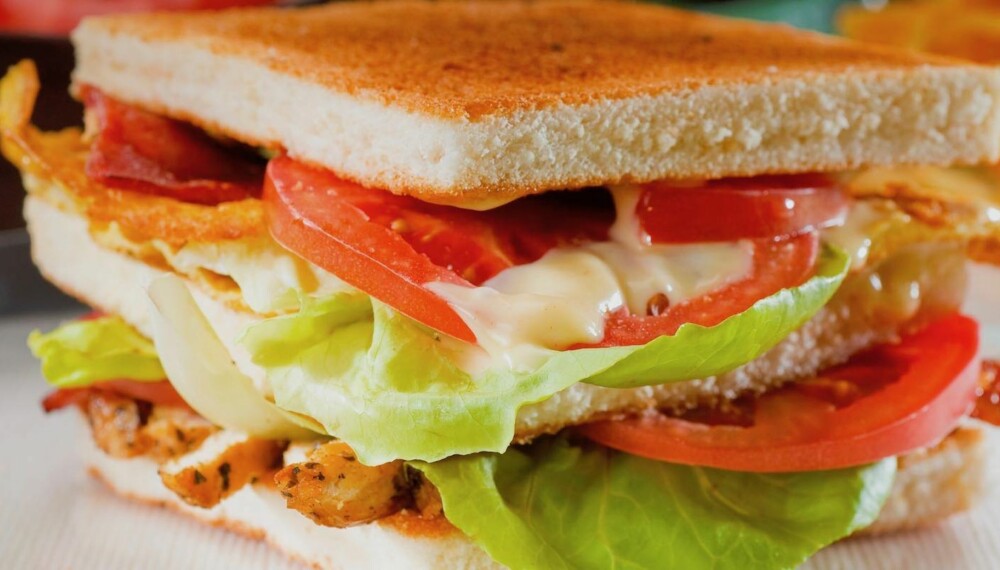 DEILIG: Loff, kylling, bacon, salat og majones er hovedingrediensene i en club sandwich. Foto: Colourbox