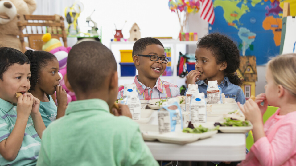 MAT I BARNEHAGEN: Slik blir maten i barnehagen både god og næringsrik for barna. Vi gir deg tips til bra mat å servere i barnehagen. FOTO: Getty Images.