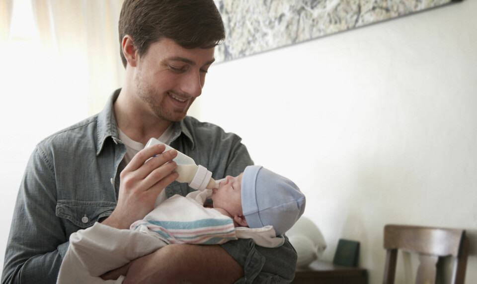 Det kan være flere grunner til at far må mate babyen, enten mor har lite melk eller fordi mor er sliten. Disse rådene trenger far ved "amming". FOTO: Getty Images.