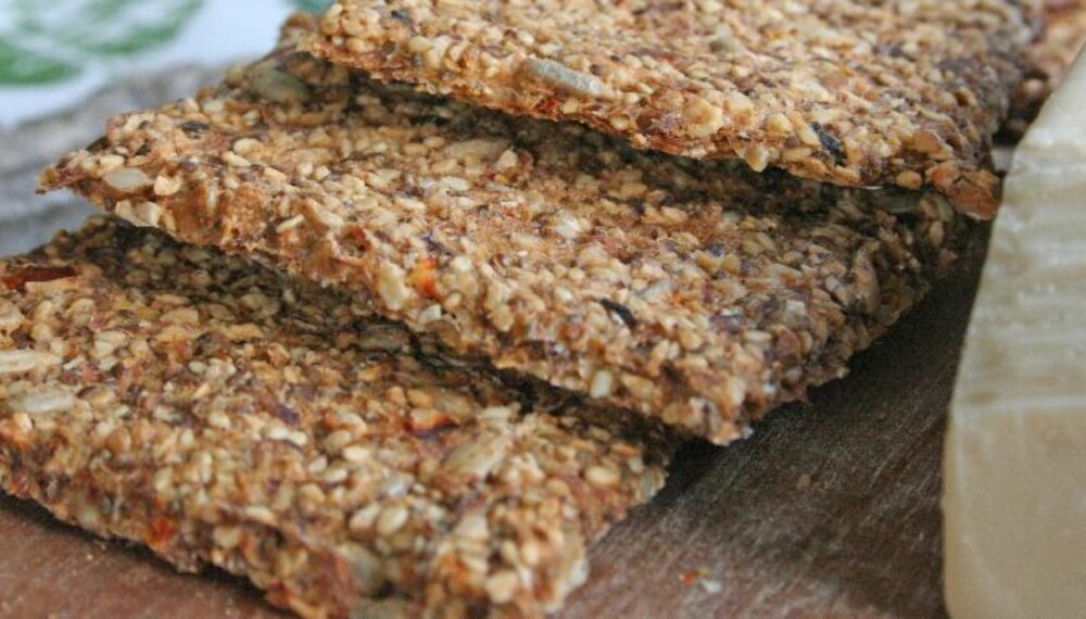 KNASENDE SPRØ: Deilige glutenfrie knekkebrød med soltørket tomat. Foto: Kathrine Kragøe Skjelvan/Glutenogmelkefri.com