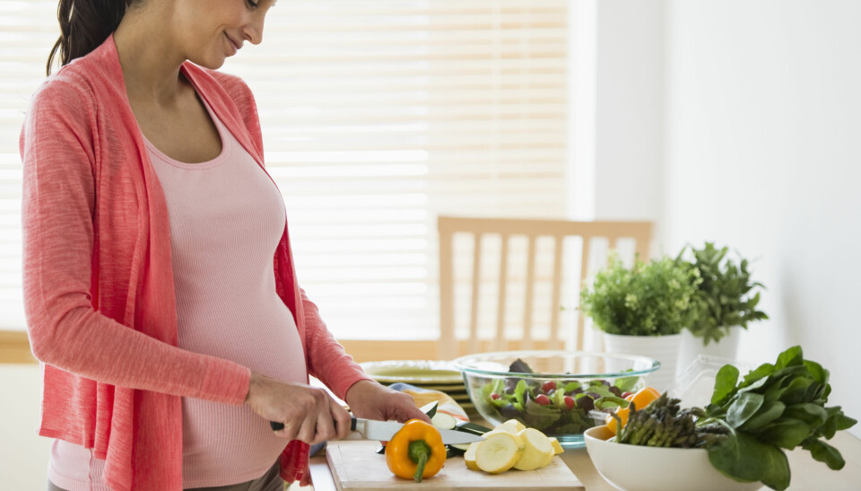 NEI-MAT FOR GRAVIDE: Dette er maten du som gravid bør unngå å spise. Kan du spise jordbær som gravid? Og hvordan bør kjøttet stekes i graviditeten? FOTO: Getty Images.