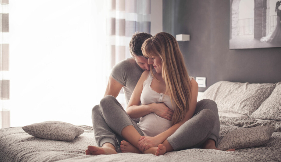 SEX I GRAVIDITETEN: Dere kan fint ha sex gjennom hele svangerskapet, men mors lyst kan avta mot slutten på grunn av den store magen. Da kan dere finne alternative måter å være nære på. FOTO: Getty Images.