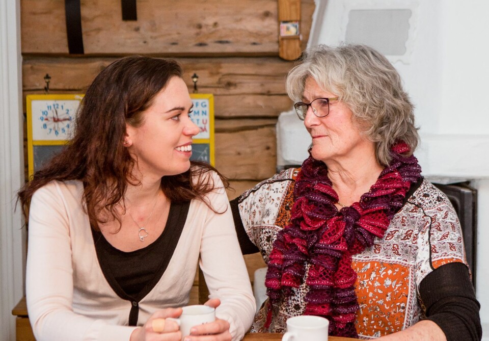 TAKKNEMLIG: – Du så meg og ga meg selvtillit. Det vil jeg aldri glemme, sier Therese til fostermor Kari. FOTO: Charlotte Wiig. TAKKNEMLIG: – Du så meg og ga meg selvtillit. Det vil jeg aldri glemme, sier Therese til fostermor Kari. FOTO: Charlotte Wiig.