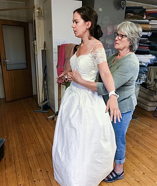 BRUDEKJOLEN: Therese giftet seg i fjor sommer. Brudekjolen hennes var det fostermor Kari som sydde.
Foto: Privat BRUDEKJOLEN: Therese giftet seg i fjor sommer. Brudekjolen hennes var det fostermor Kari som sydde.
Foto: Privat