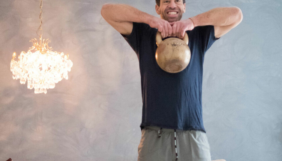 Øvelse 2: Knebøy med opptrekk med kettlebell