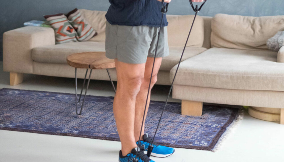 Øvelse 3: Stående biceps-curl med strikk