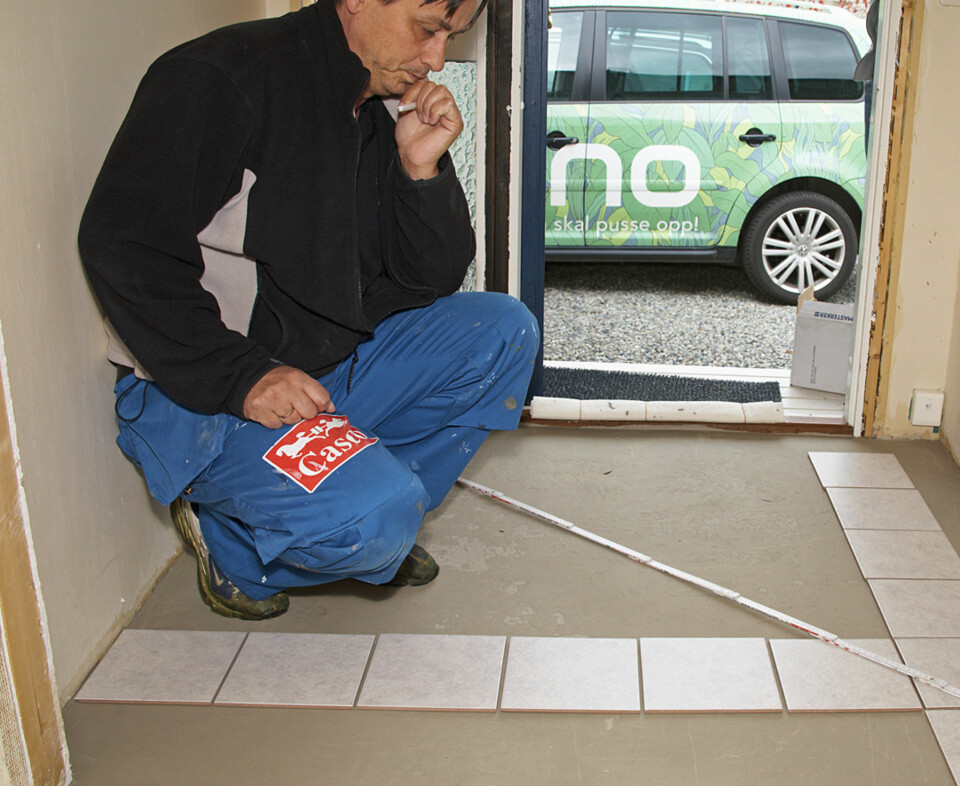 PRØVELEGGING: Legg ut to rader først, som vist på bildet, for å se at det stemmer. Dersom du må kappe, er det ideelle at de kappede flisene er større enn en halv flis.