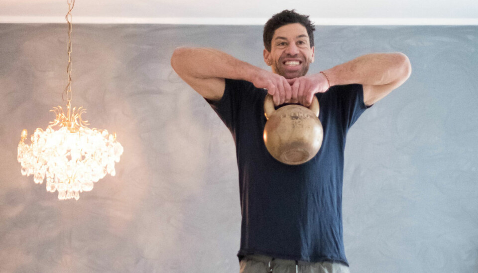 Treningsekspert Yngvar Andersen demonstrerer en enkel og effektiv styrkeøvelse med kettlebell.