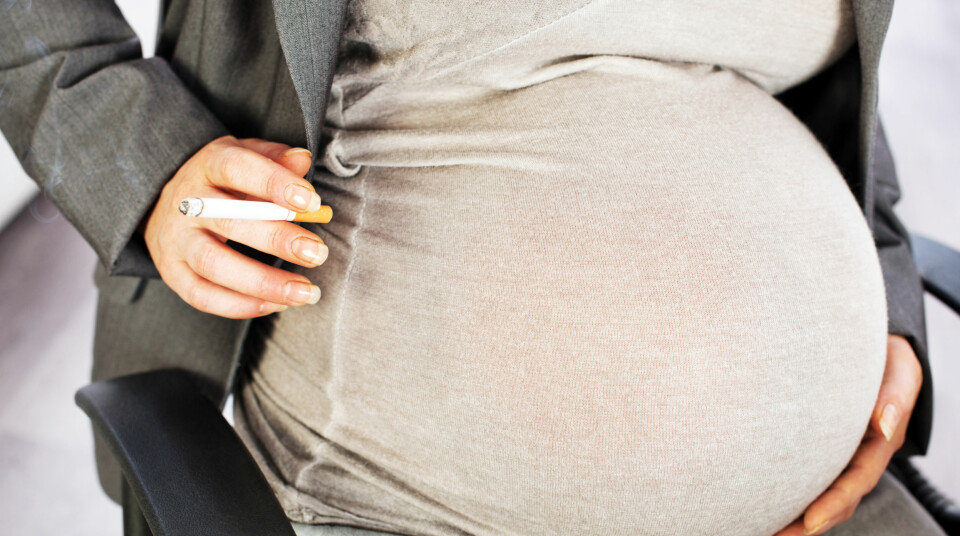 RØYKING OG GRAVIDITET: Å røyke i svangerskapet er svært uheldig. Dersom parnteren også kutter røyk, vil det kunne være lettere for den gravide å gjøre det samme. FOTO: Getty Images.