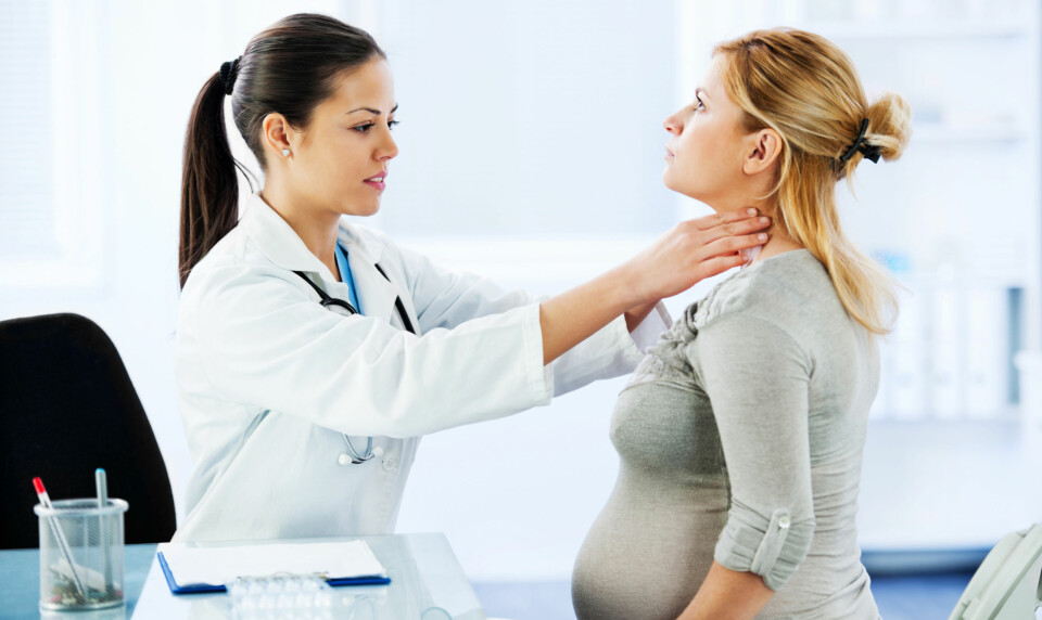 HALSBRANN GRAVID: Du kan heldigvis dempe irritasjonen av halsbrann og sure oppstøt mens du er gravid. Her er tipsene. FOTO: Getty Images.