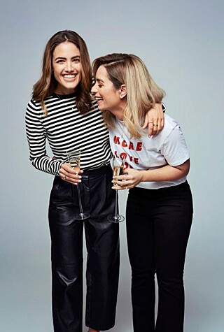 Jamina og Samantha møttes for fem år siden, og har opplevd deler av tjueårene sammen. Nå skal de begge gifte seg, med hver sin drømmemann, og de har samme forlover. Og du er invitert til å være med på forberedelsene! Jamina og Samantha møttes for fem år siden, og har opplevd deler av tjueårene sammen. Nå skal de begge gifte seg, med hver sin drømmemann, og de har samme forlover. Og du er invitert til å være med på forberedelsene!