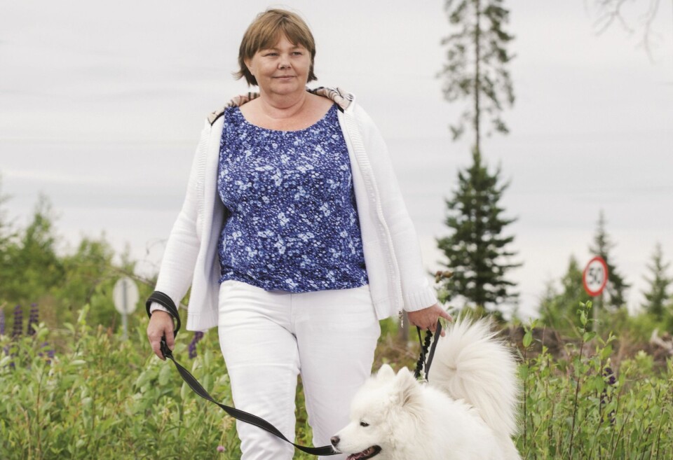 TROFAST VENN: Monika Eng har opplevd den følelsesmessige påkjenningen etter dødsfallet som svært vanskelig. Hundene har vært gode å ha for Monika i en tøff hverdag. FOTO: Gry Traaen.