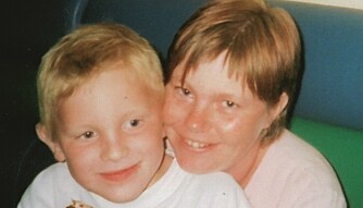 GLAD UNGE: En stolt mamma sammen med Eirik, den gangen han var en glad, liten røver med glimt i øyet. FOTO: Privat. GLAD UNGE: En stolt mamma sammen med Eirik, den gangen han var en glad, liten røver med glimt i øyet. FOTO: Privat.