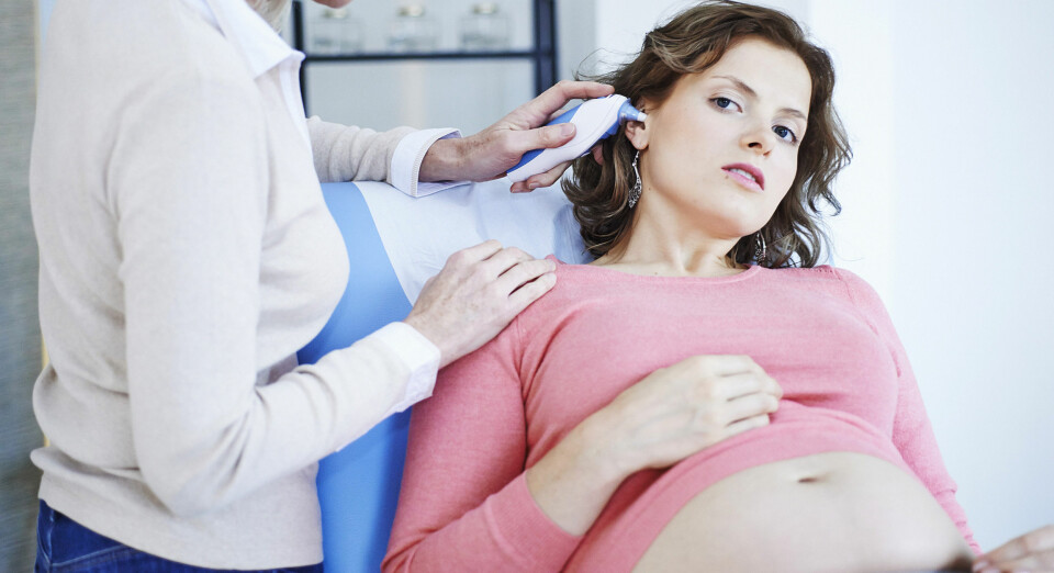 FEBER GRAVID: Vanlig feber og forkjølelse i svangerskapet er helt ufarlig, men det er noen tegn du bør være obs på. FOTO: Getty Images. FEBER GRAVID: Vanlig feber og forkjølelse i svangerskapet er helt ufarlig, men det er noen tegn du bør være obs på. FOTO: Getty Images.