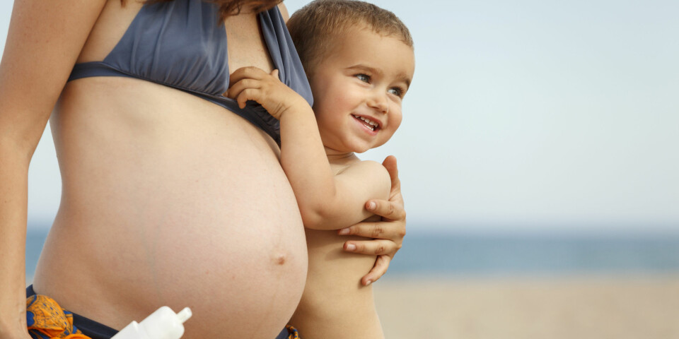 SOL OG SOLARIUM I GRAVIDITETEN: Som gravid skal du ikke tvinge deg selv til å ligge i sola, men det er ikke dokumentert bevist at sollys er skadelig for barnet. Foto: Gettyimages.com.