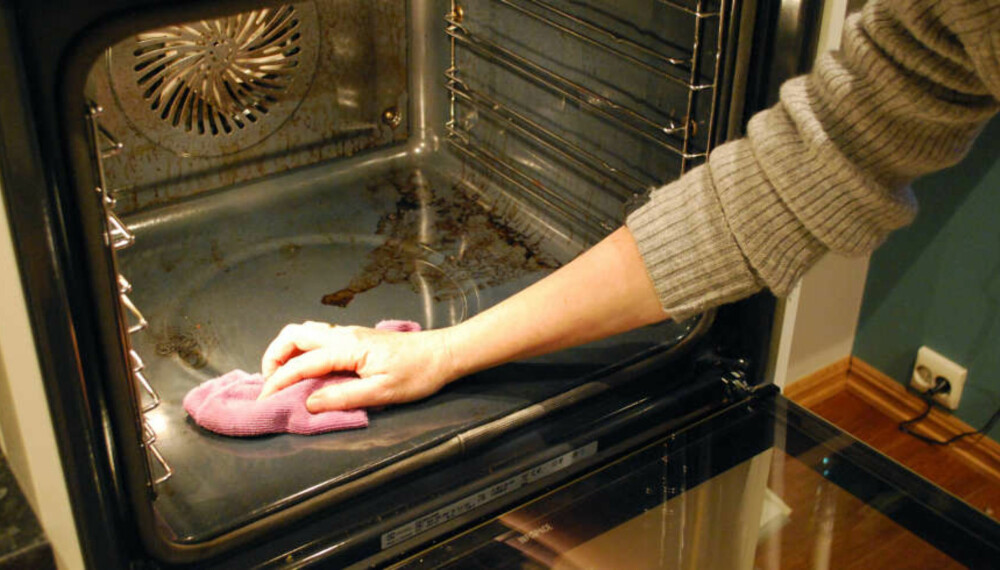 RENGJØRE STEKEOVN: Vasker du komfyren feil, kan det i verste fall skade den og føre til permanente flekker. Foto: Bjørg Engdahl.